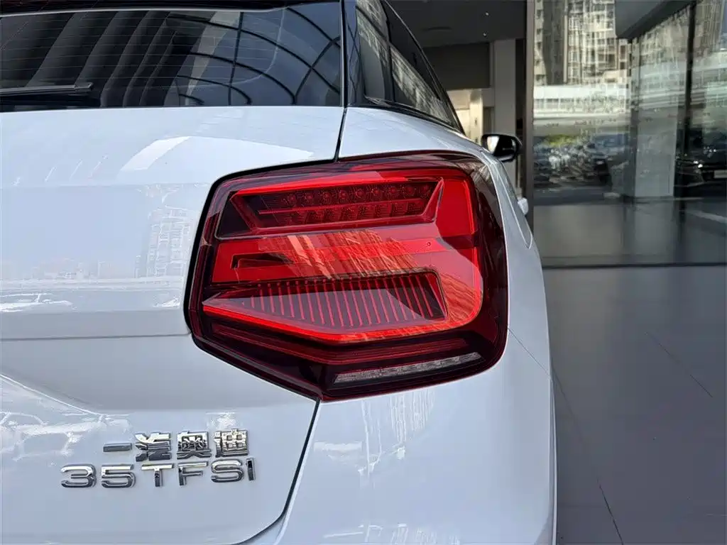 Audi Q2L 2018 — фото 14
