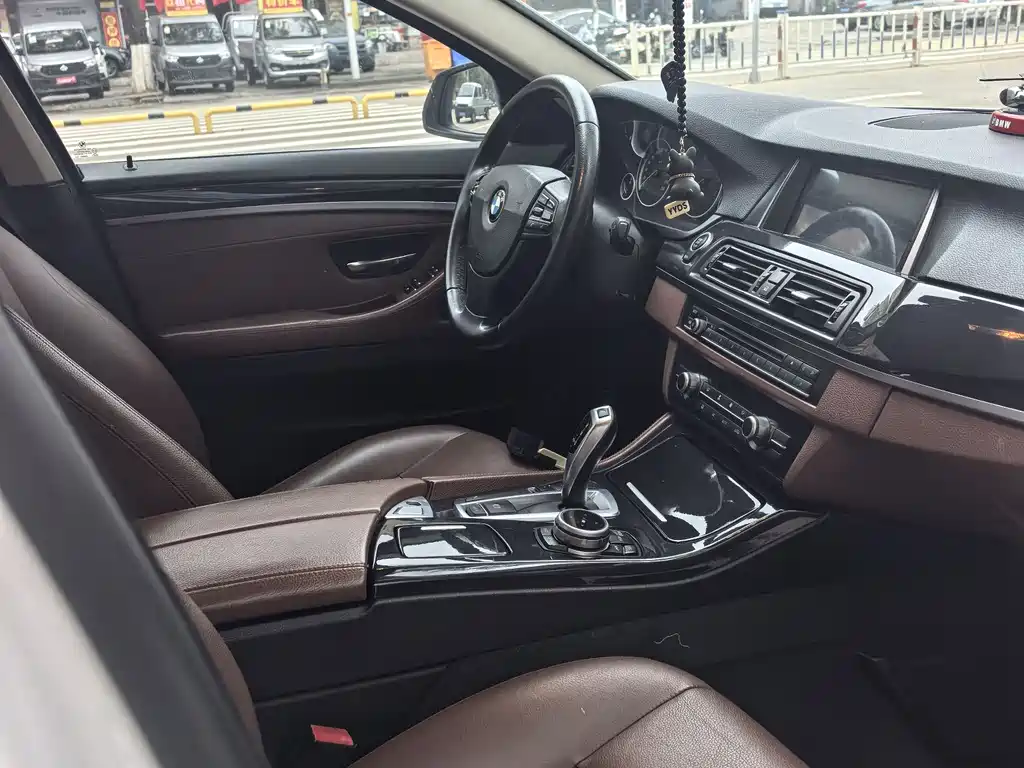 BMW 5 Series 2015 — фото 11