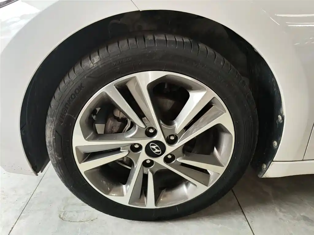 Hyundai Elantra 2018 — фото 23