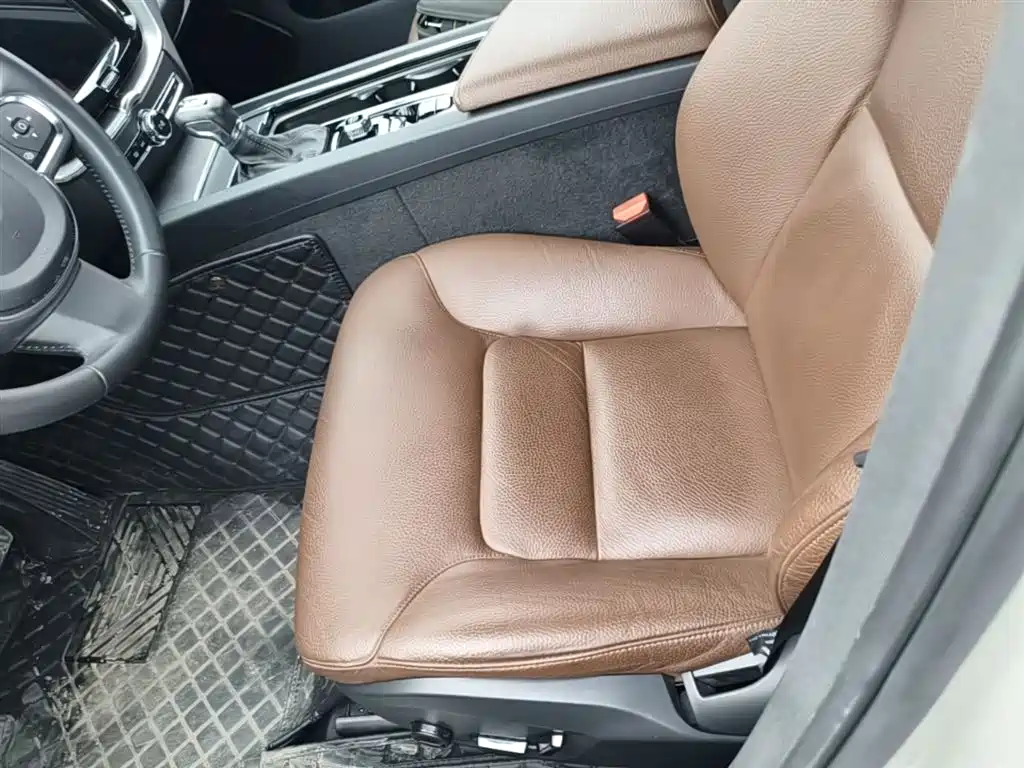 Volvo XC60 2020 — фото 15