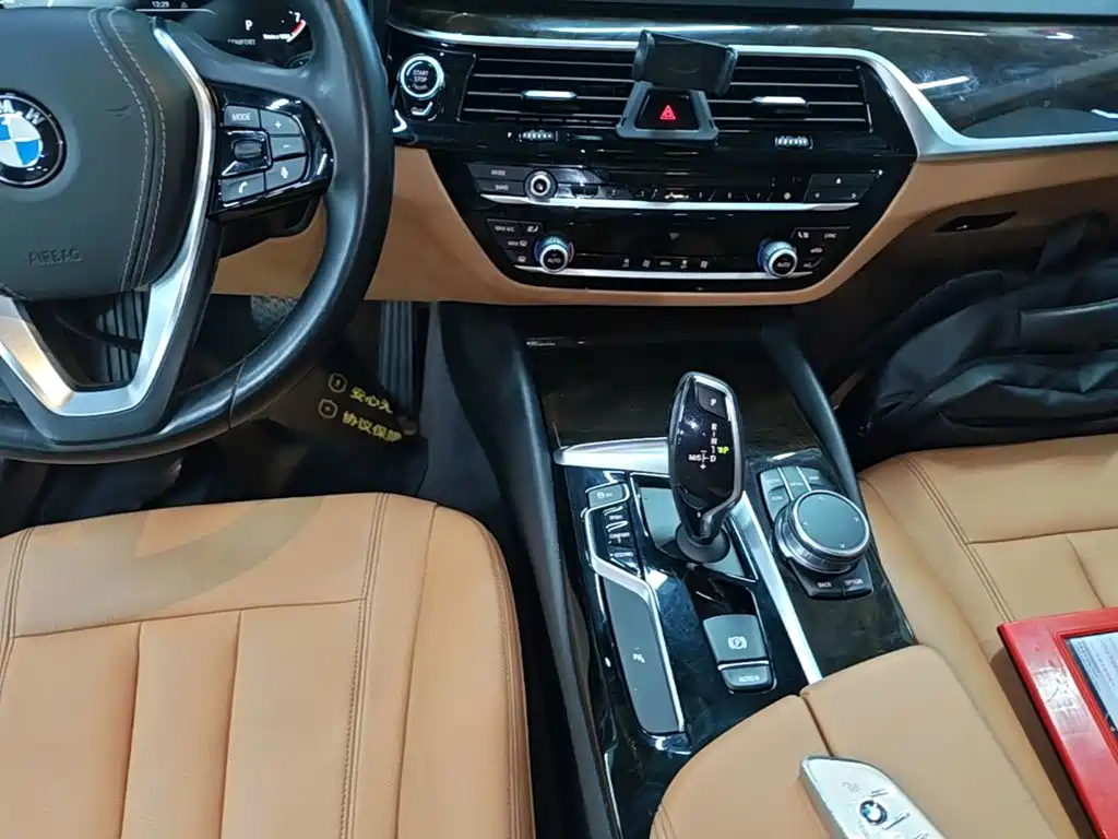 BMW 5 Series 2017 — фото 14