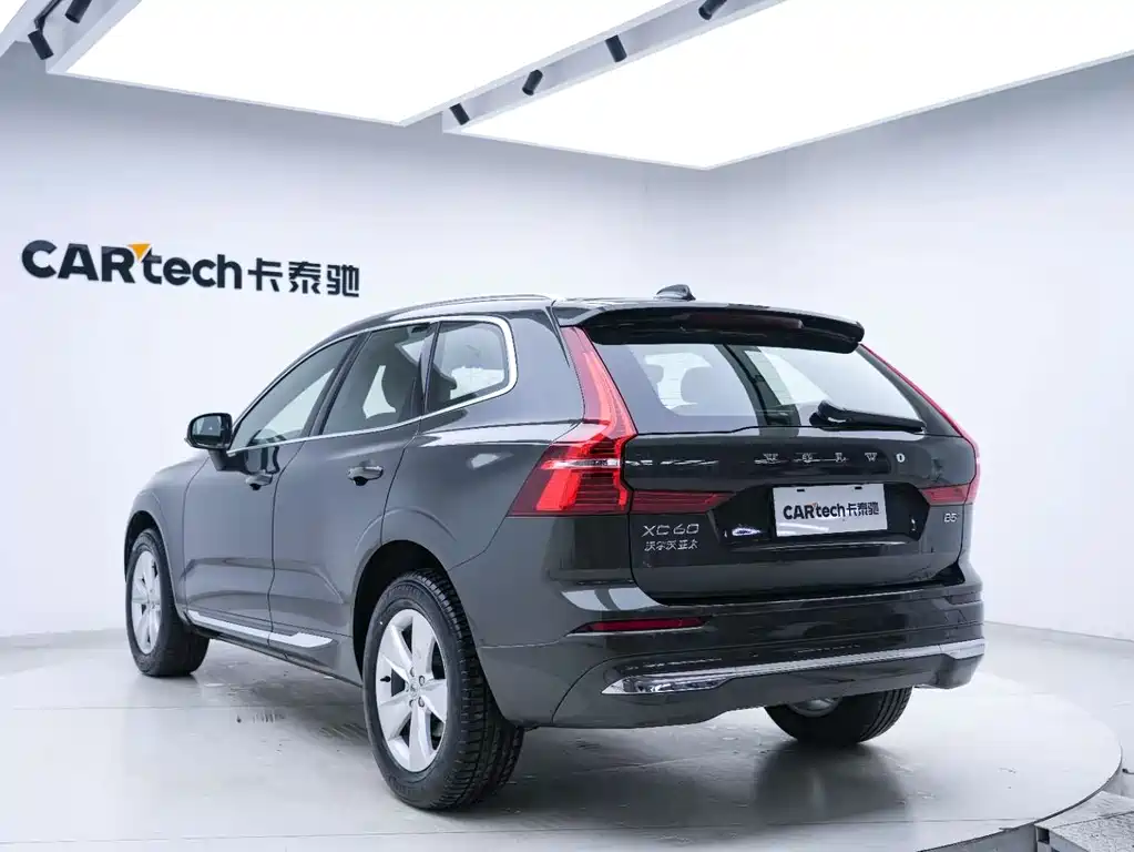 Volvo XC60 2021 — фото 18