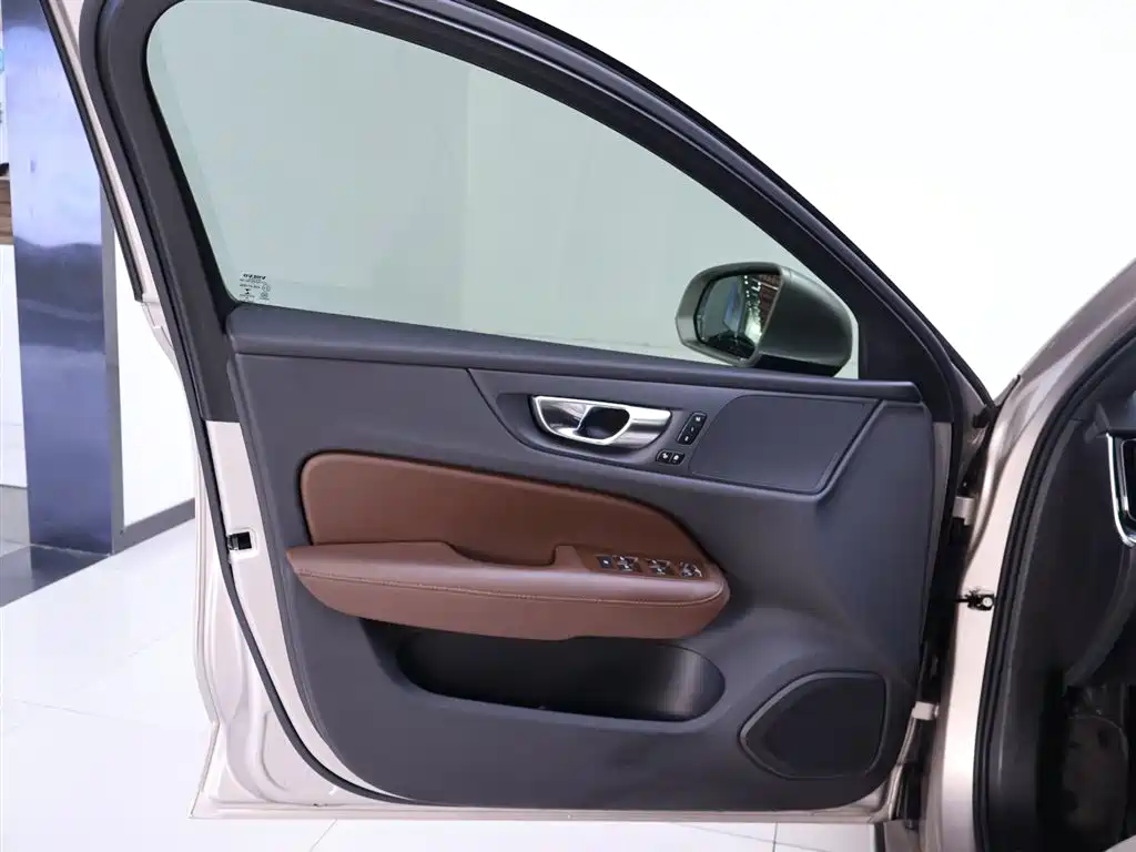Volvo S60 2023 — фото 18