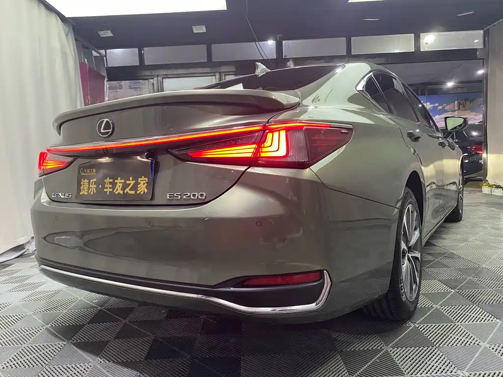 Lexus ES 2022