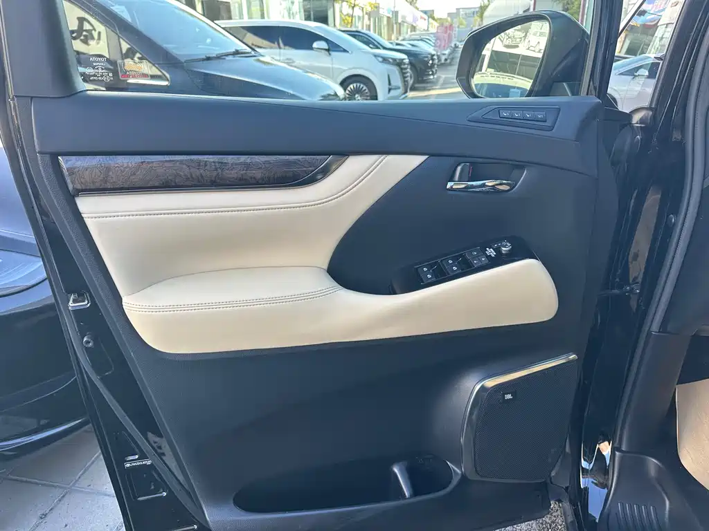 Toyota Alphard 2020 — фото 10