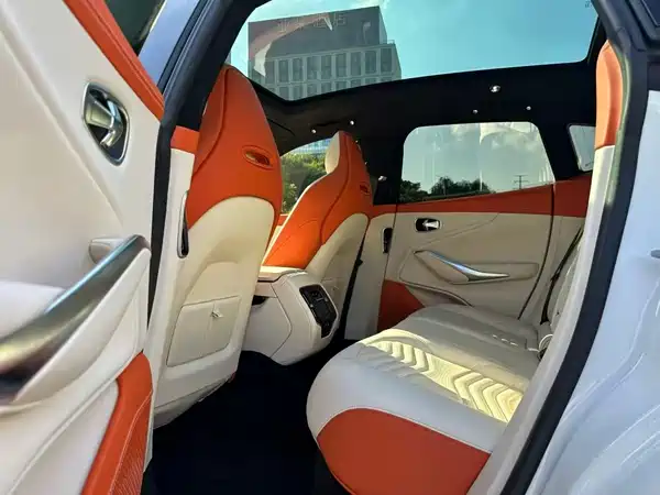 Aston Martin DBX 2021