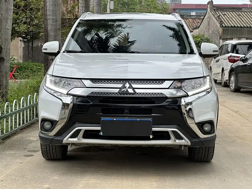 Mitsubishi Outlander 2020 — фото 2