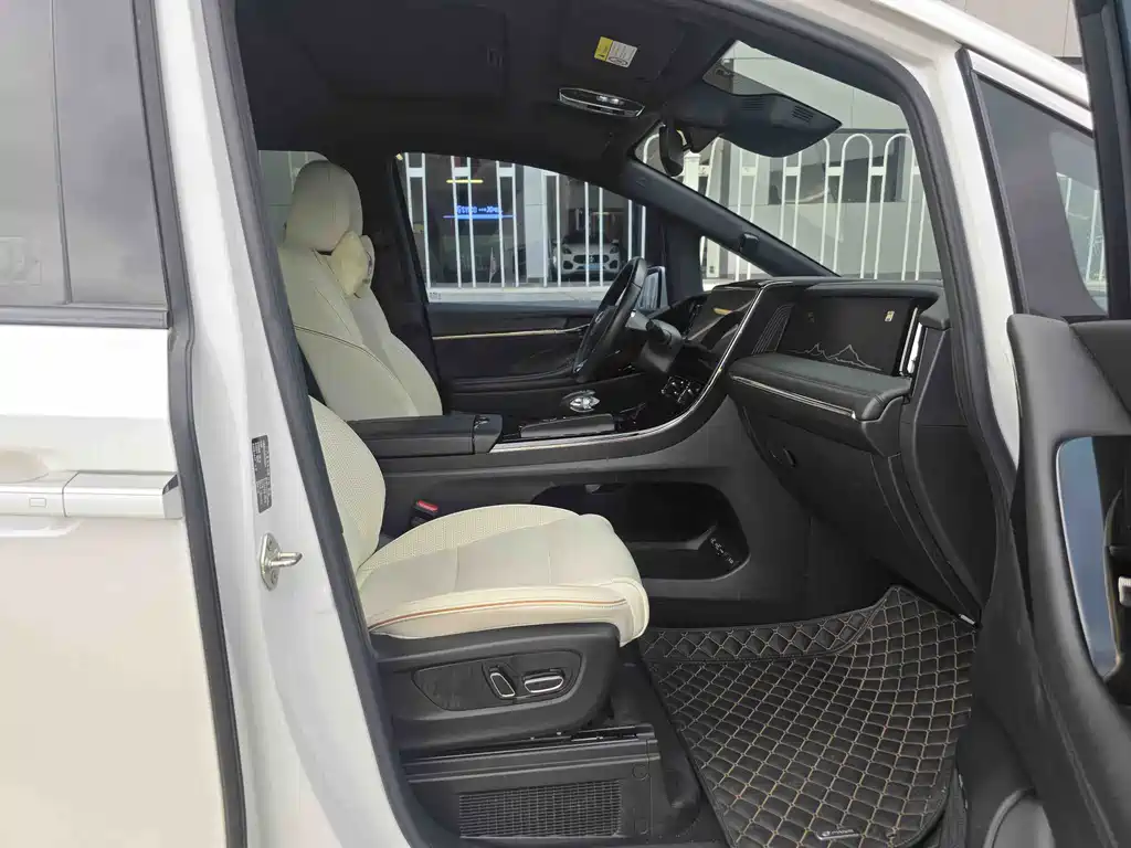 GAC Motor Trumpchi M8 2023 — фото 17