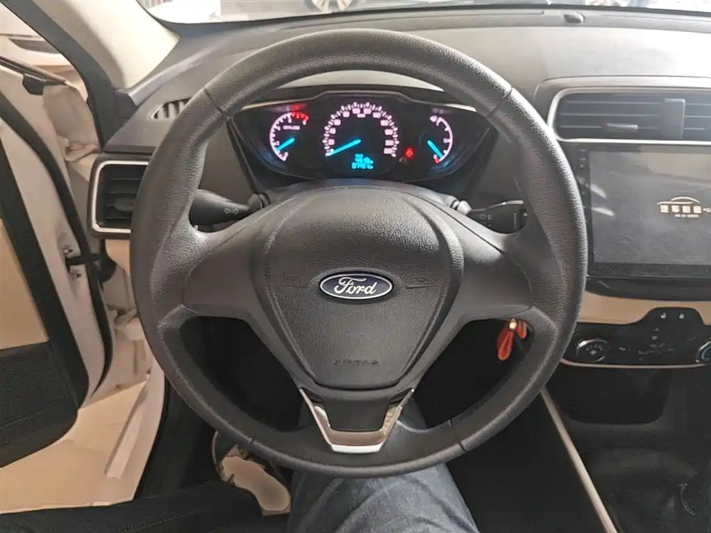 Ford Escort 2018 — фото 11