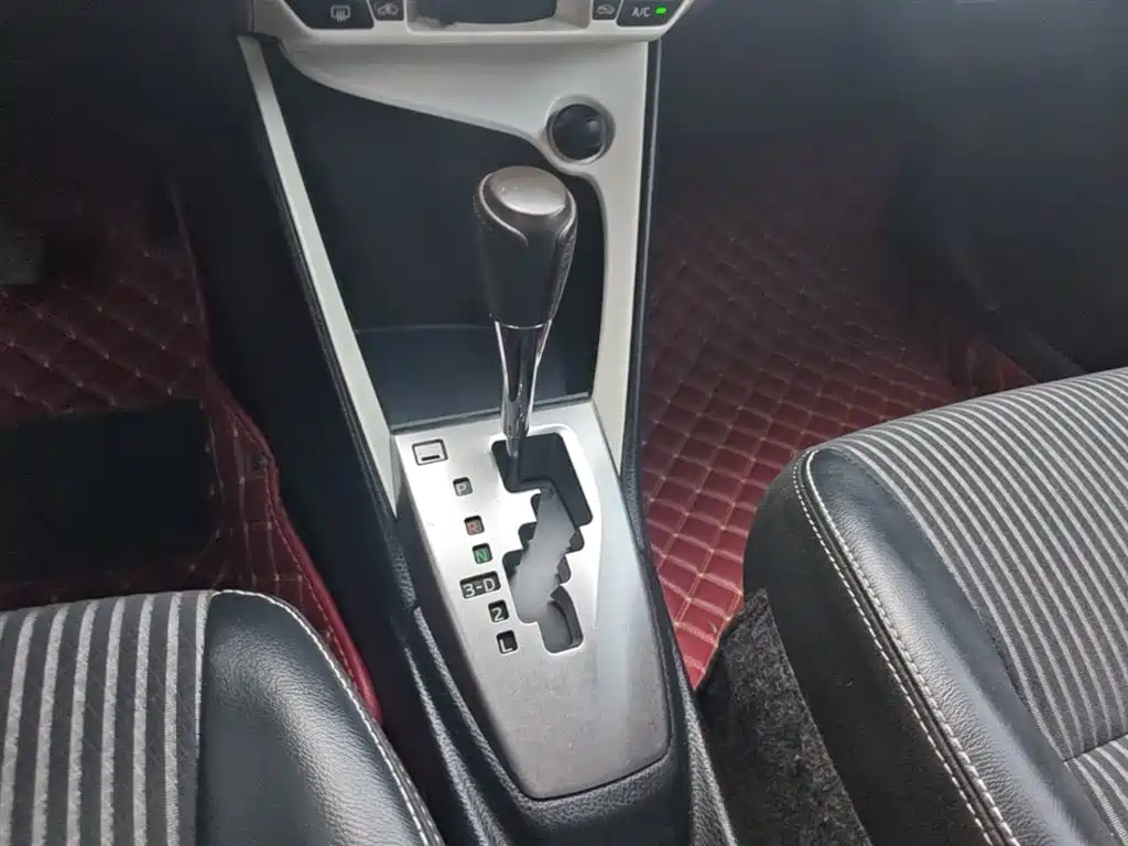 Toyota Yaris L 2015 — фото 10