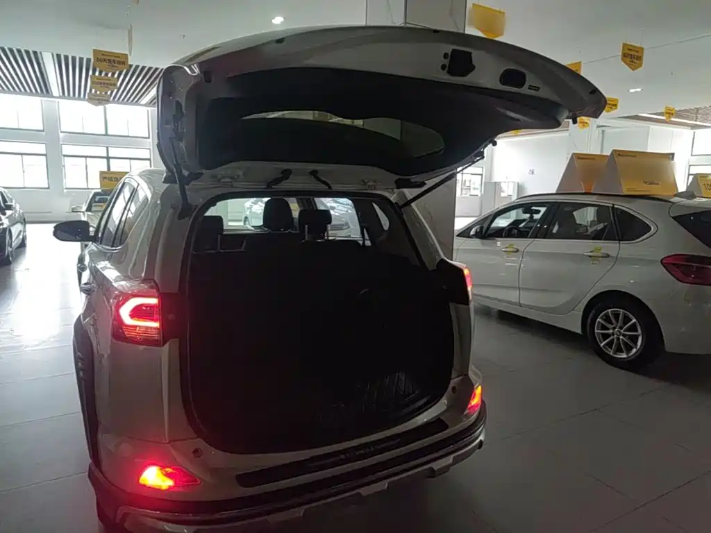 Toyota RAV4 2019 — фото 19