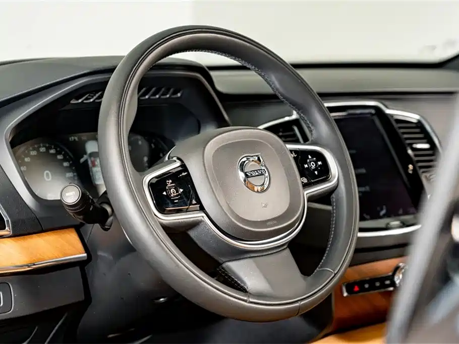 Volvo XC90 2018 — фото 13