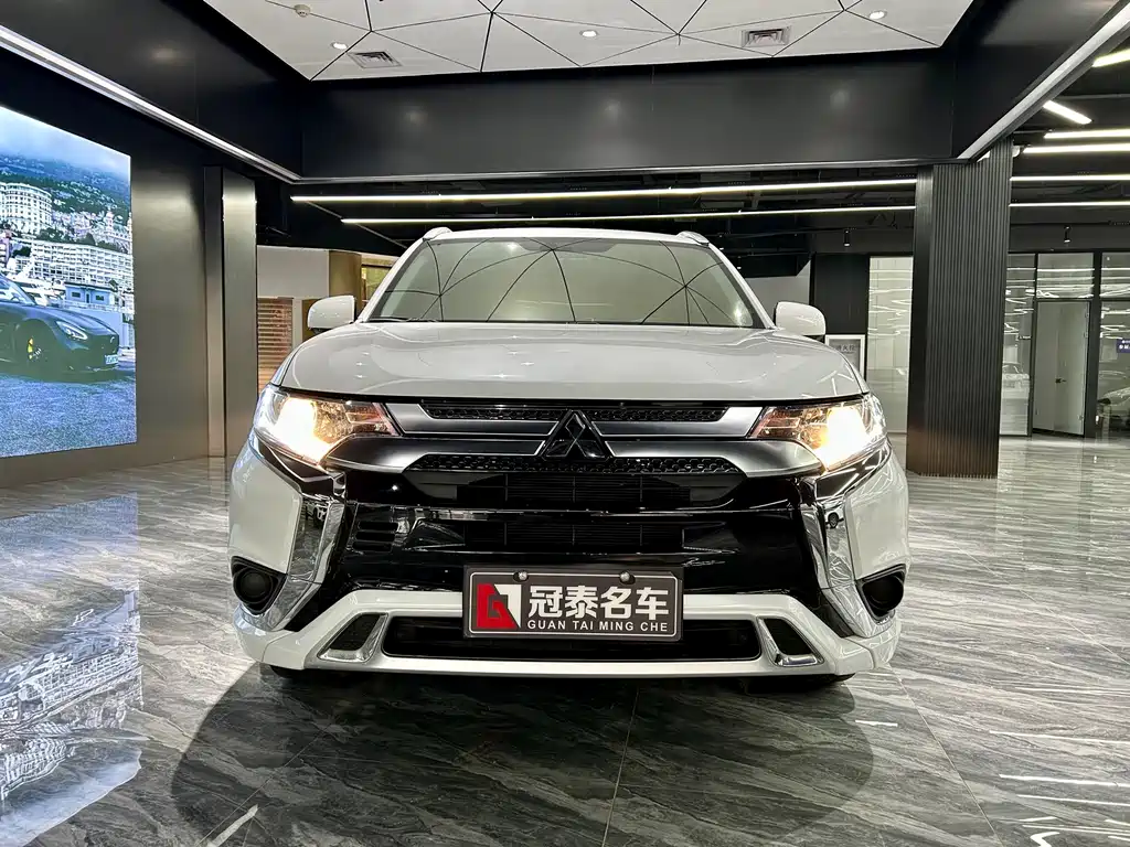 Mitsubishi Outlander 2022 — фото 2
