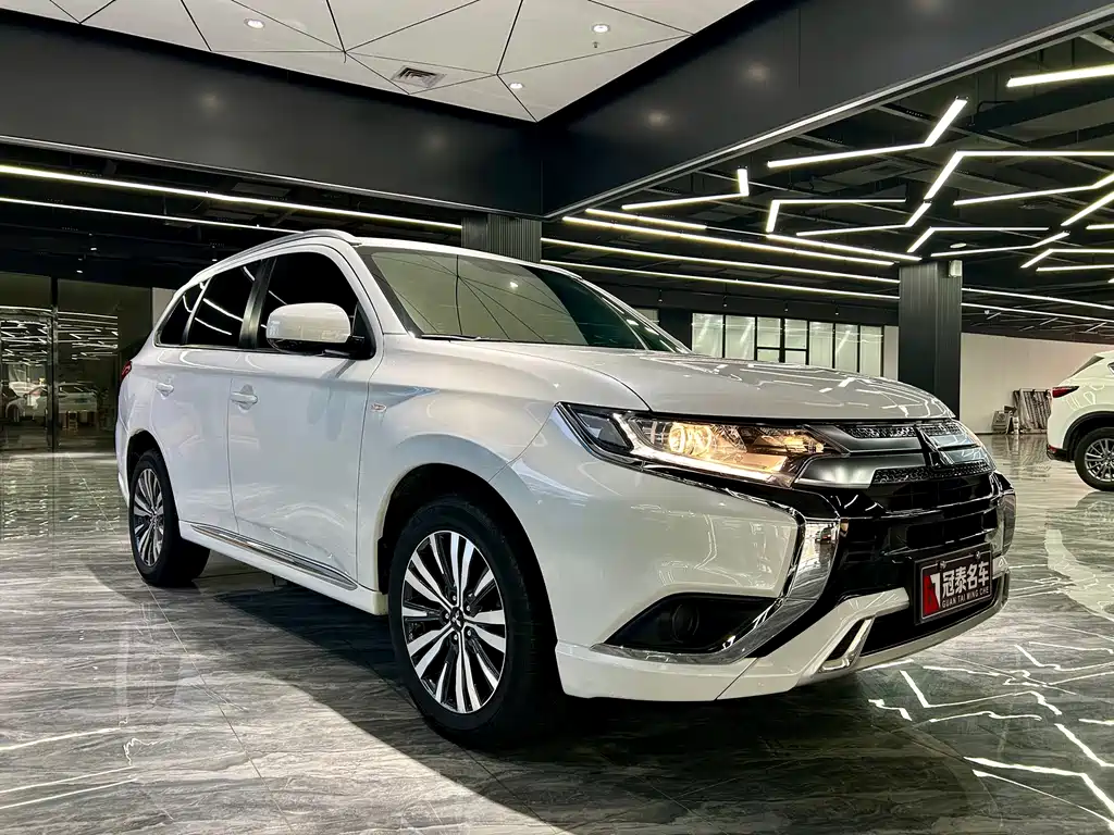 Mitsubishi Outlander 2022 — фото 3