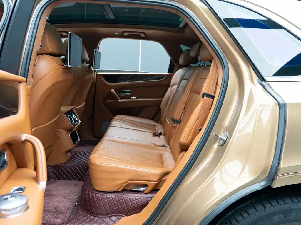 Bentley Bentayga 2019 — фото 11