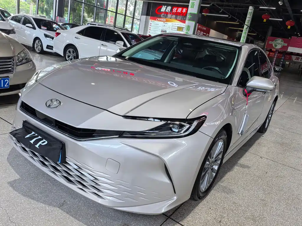 Toyota Camry 2024 — фото 1