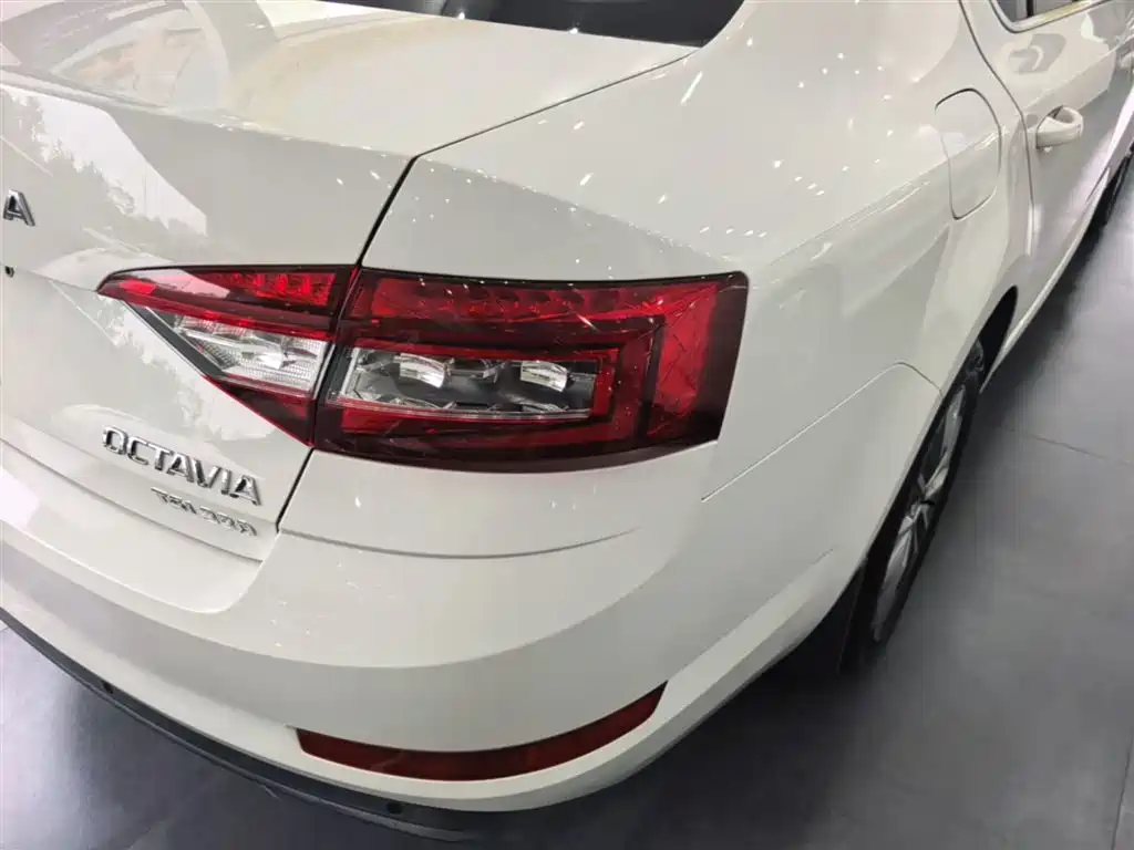Skoda Octavia 2021 — фото 8