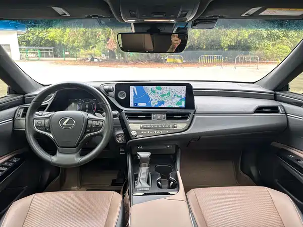 Lexus ES 2024