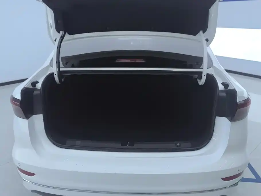 Geely Emgrand 2023