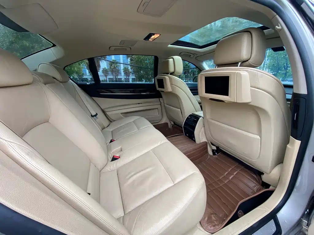 BMW 7 Series 2011 — фото 12