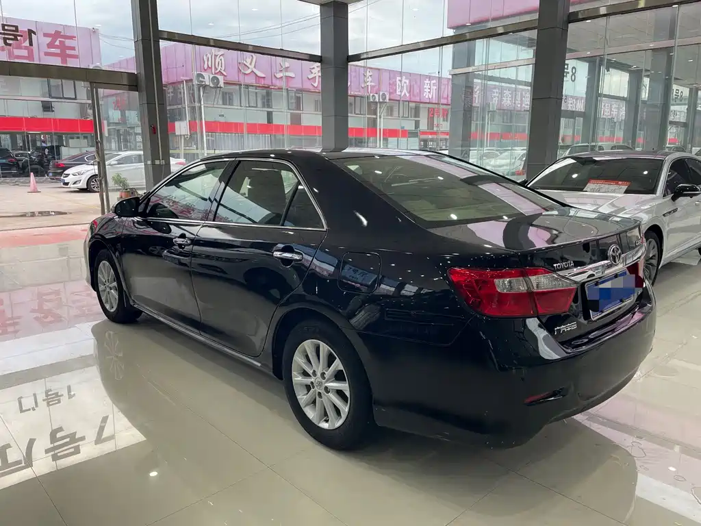 Toyota Camry 2013 — фото 15