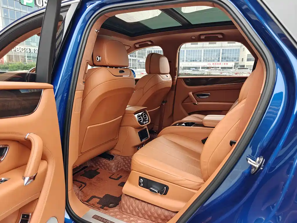 Bentley Bentayga 2020 — фото 17