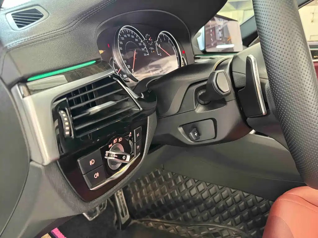 BMW 5 Series 2018 — фото 16