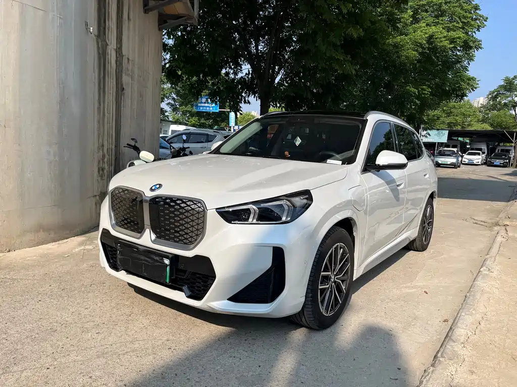 BMW iX1 2025