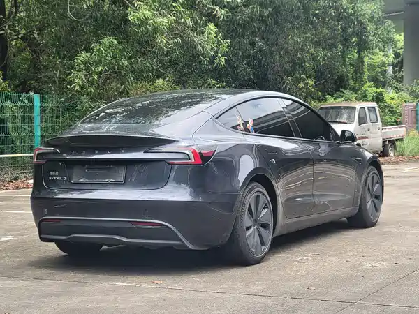 Tesla Model 3 2024