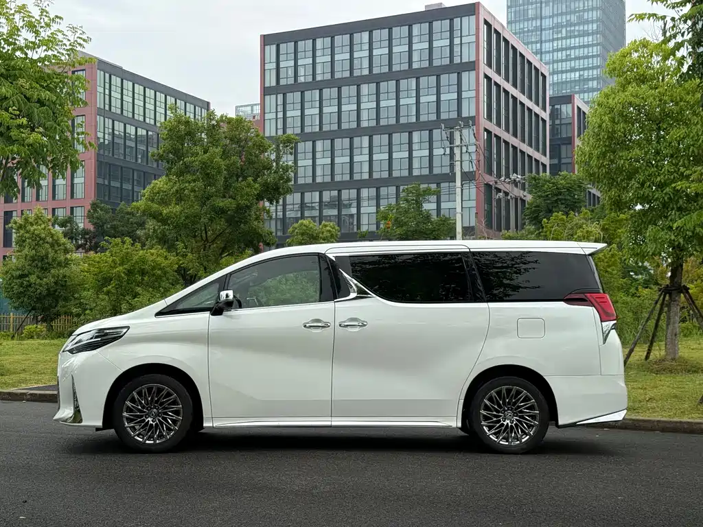 Toyota Alphard 2018 — фото 2