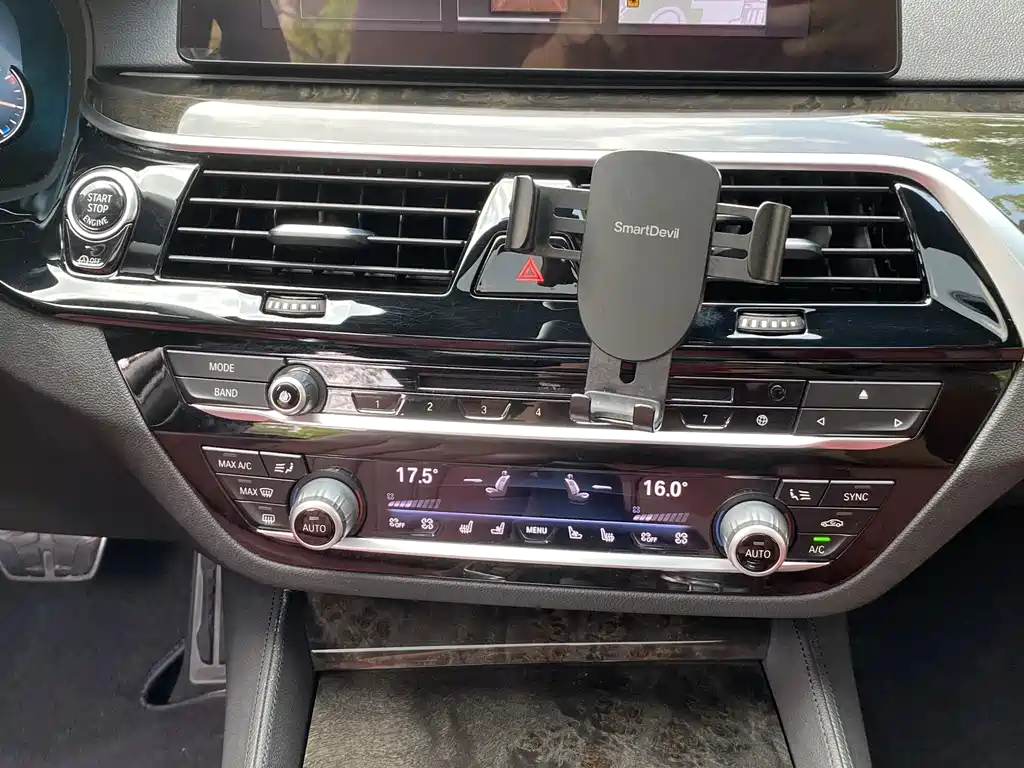 BMW 5 Series 2018 — фото 15