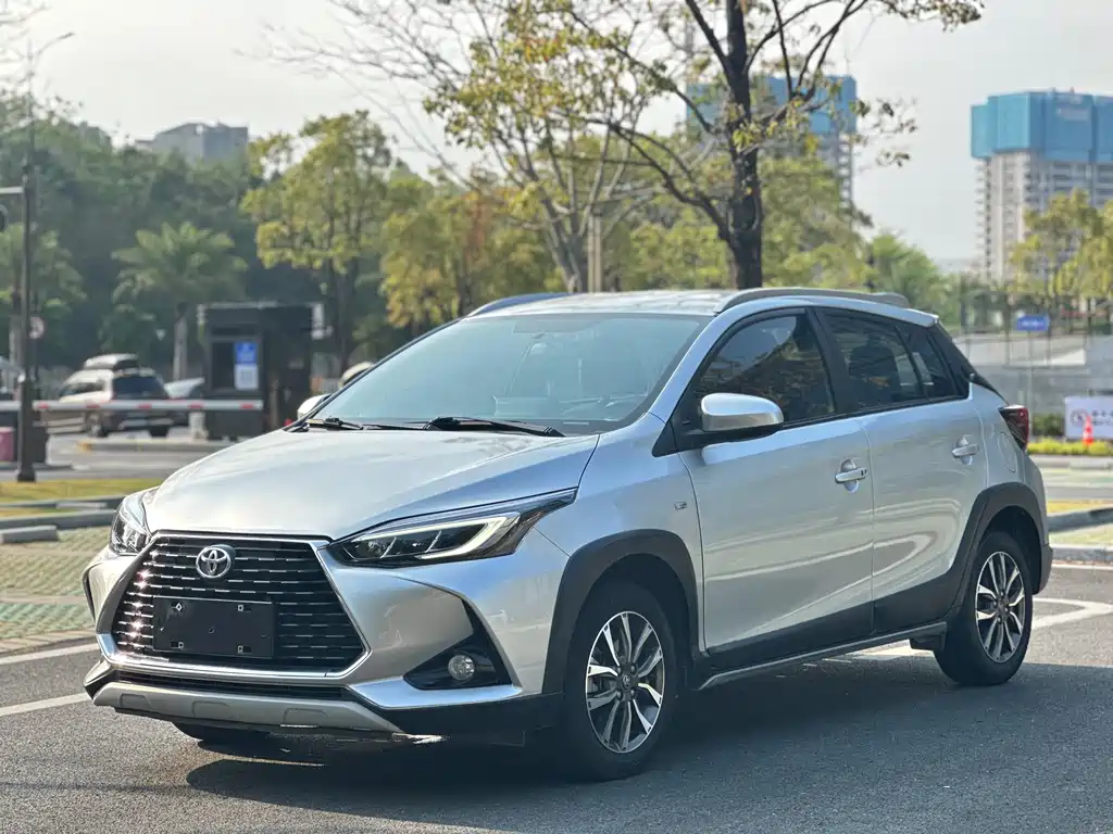 Toyota Yaris L 2022 — фото 1
