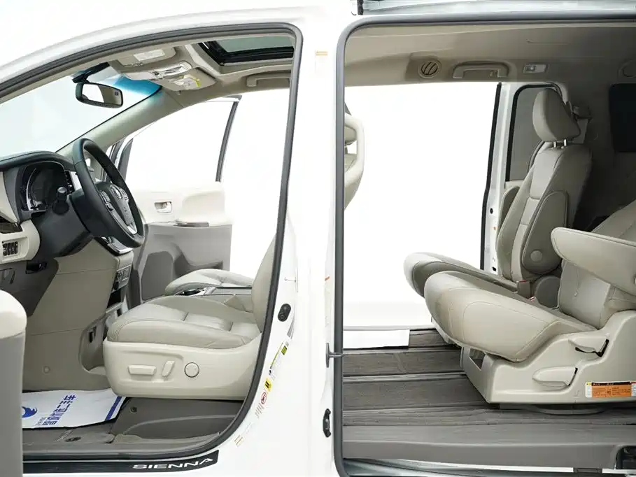 Toyota Sienna 2016 — фото 11