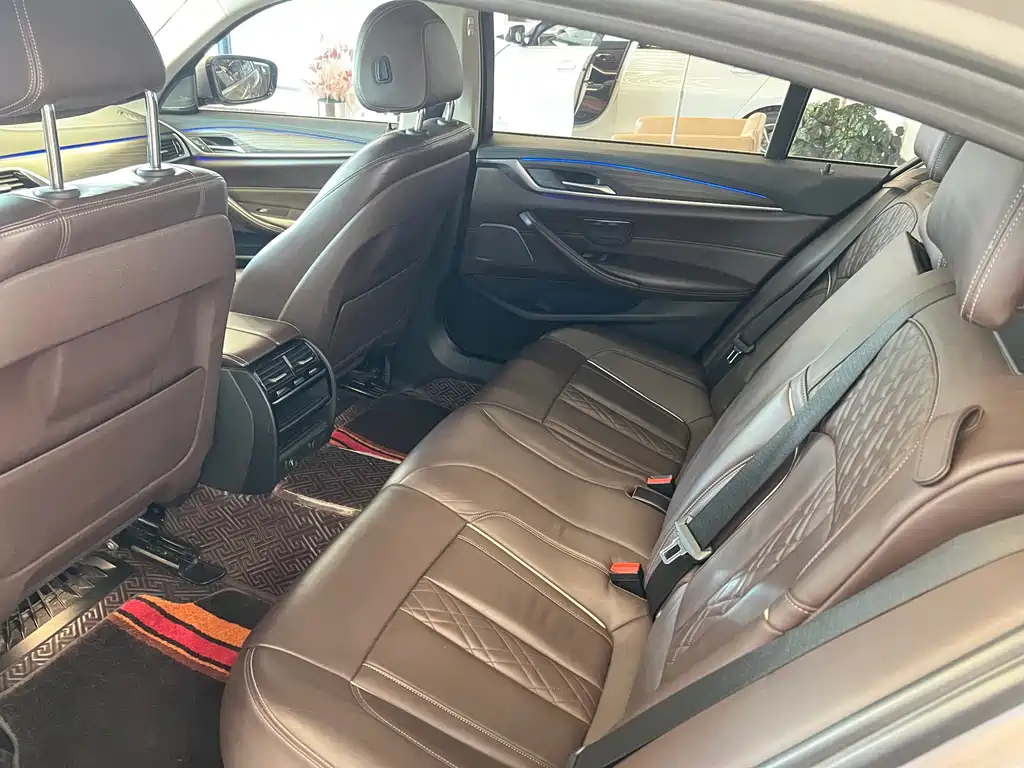 BMW 5 Series 2018 — фото 9
