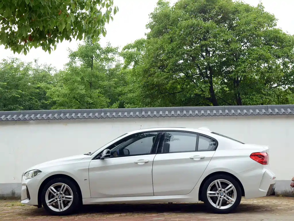 BMW 1 Series 2021 — фото 10