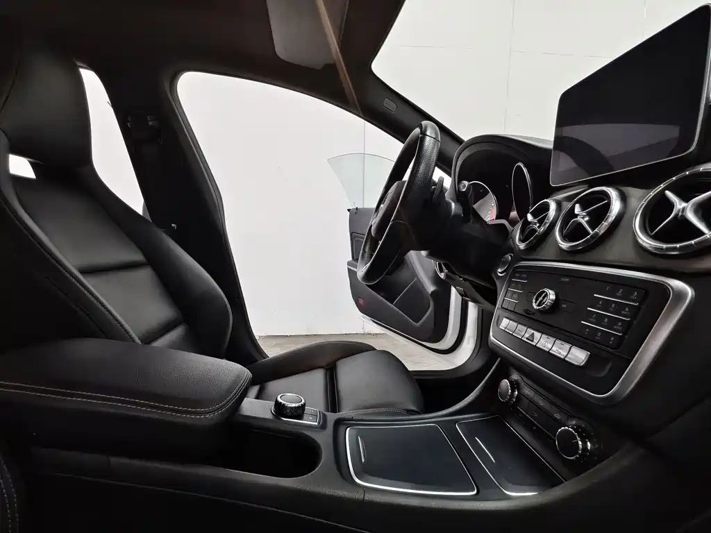 Mercedes-Benz CLA 2018 — фото 15