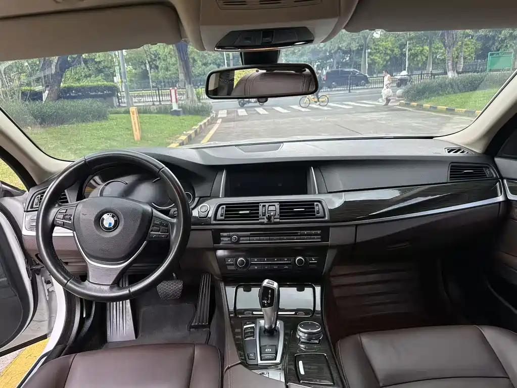 BMW 5 Series 2015 — фото 14