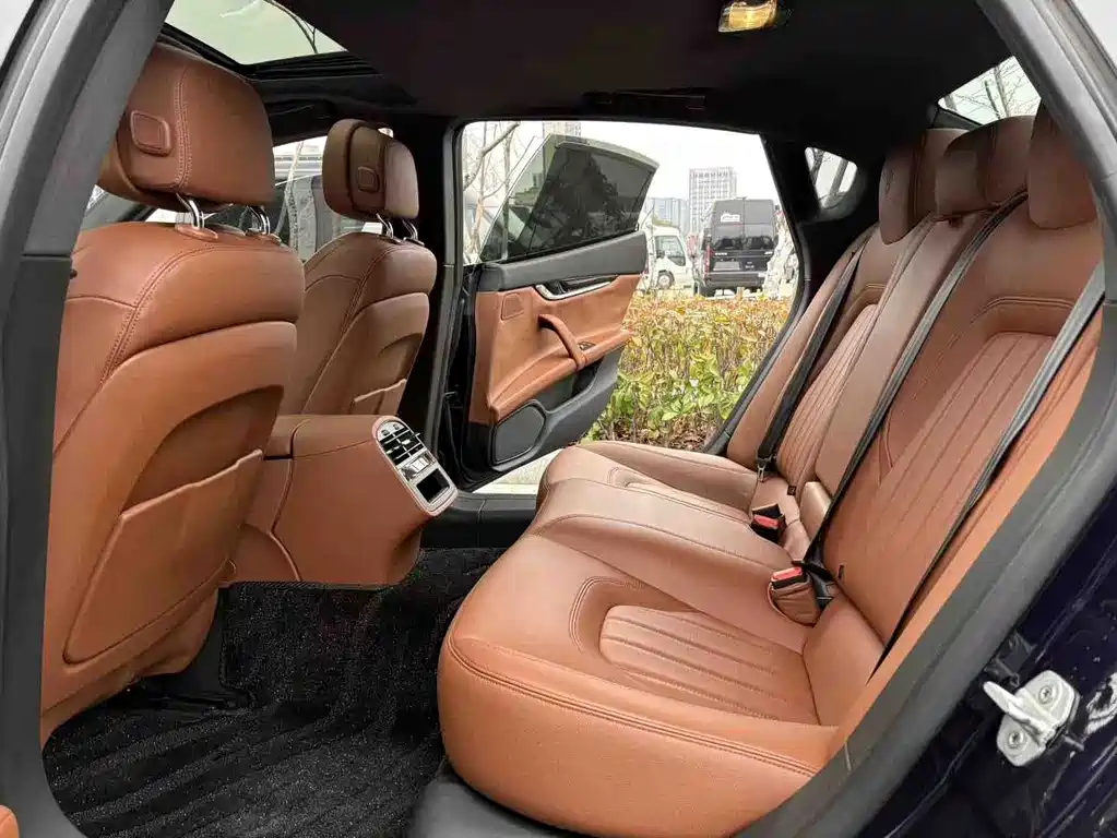 Maserati Quattroporte 2015 — фото 14