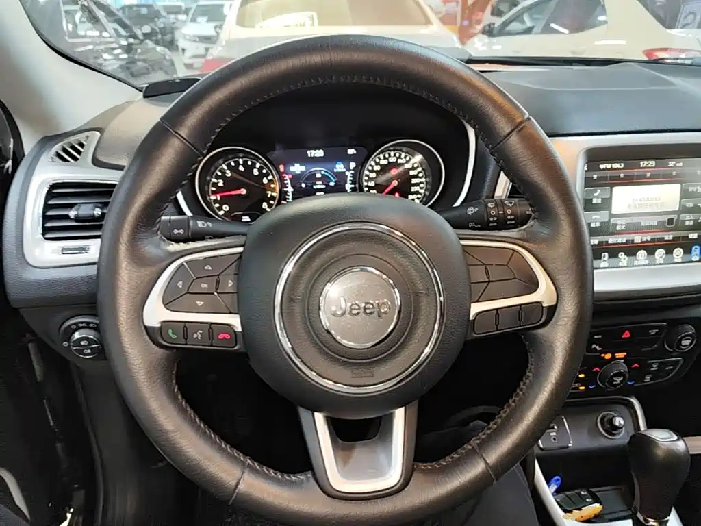 Jeep Compass 2018 — фото 11