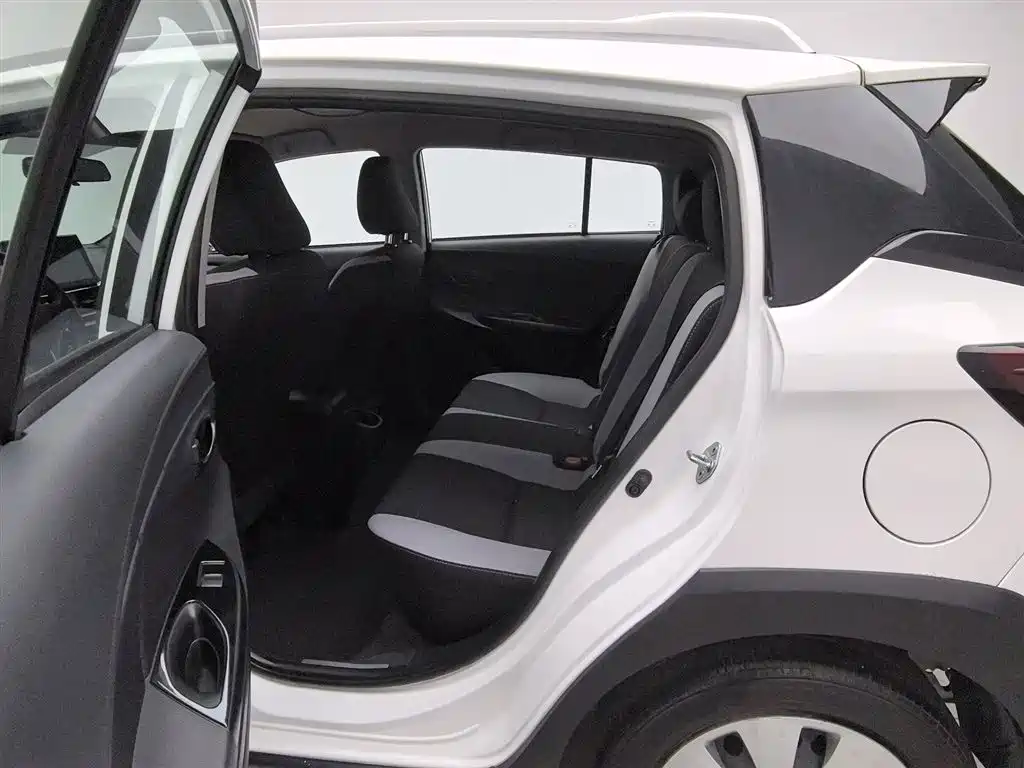 Toyota Yaris L 2023 — фото 15