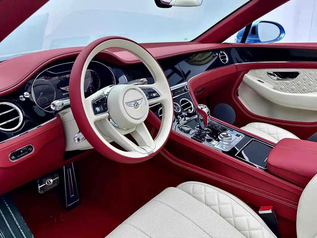 Bentley Continental 2024 — фото 11