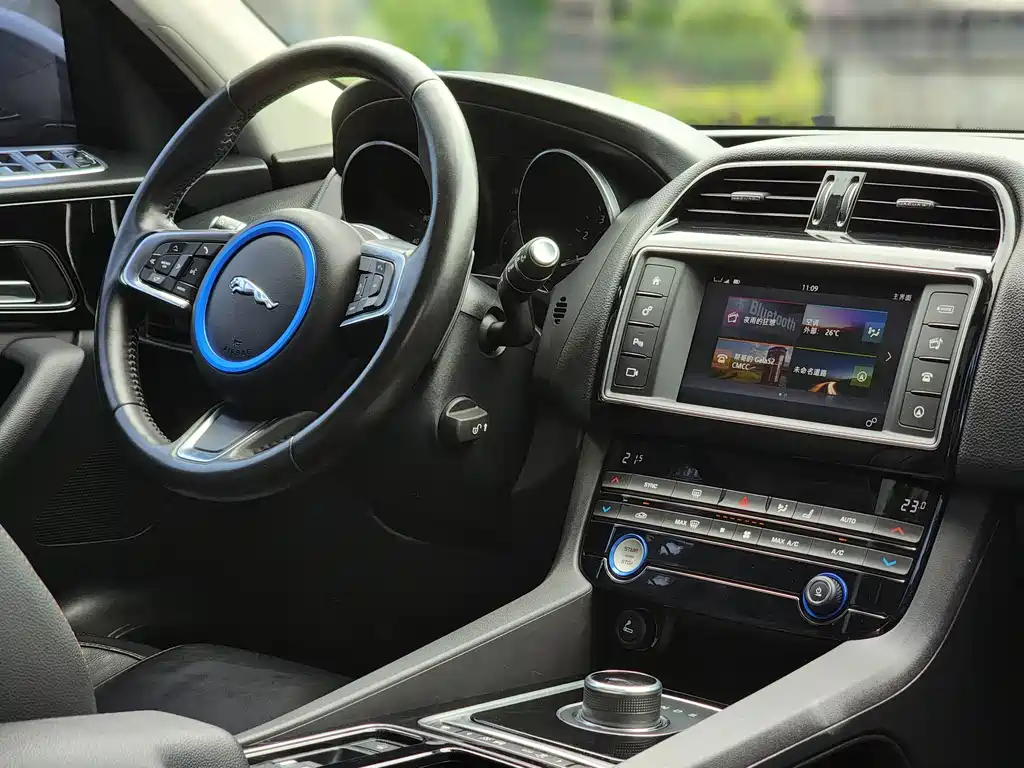 Jaguar F-PACE 2018 — фото 13