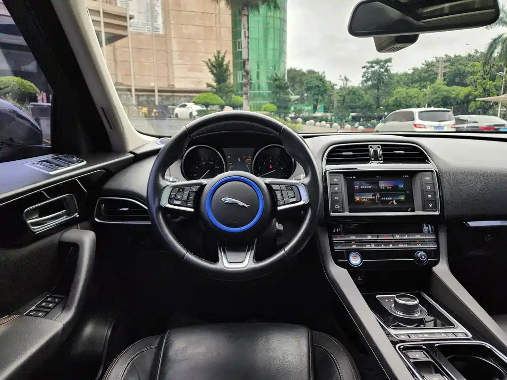Jaguar F-PACE 2018 — фото 16