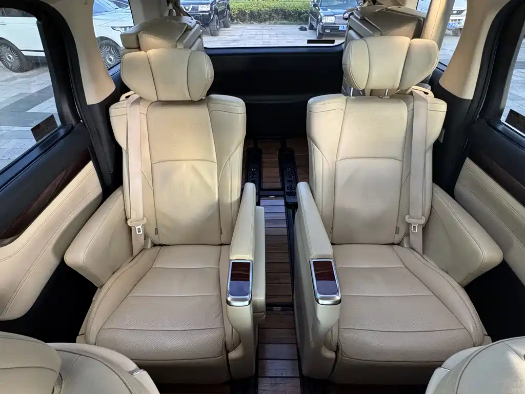Toyota Alphard 2017 — фото 18
