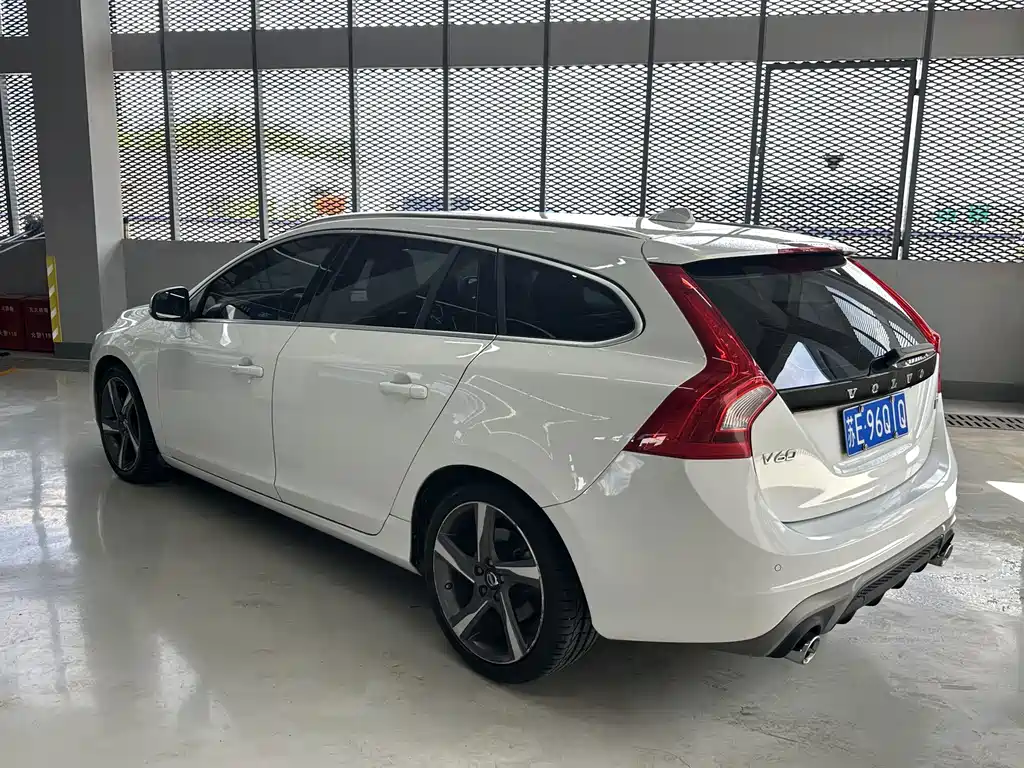 Volvo V60 2015 — фото 6