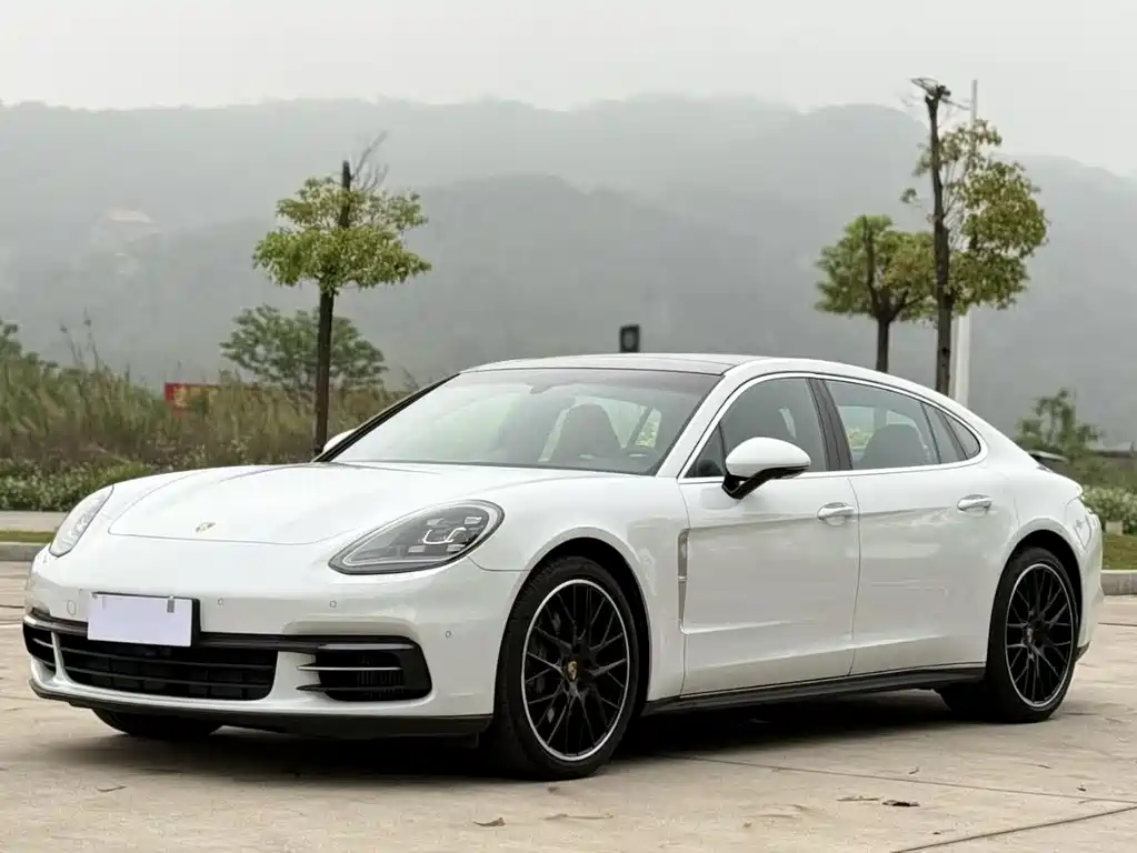 Porsche Panamera 2019 — фото 1