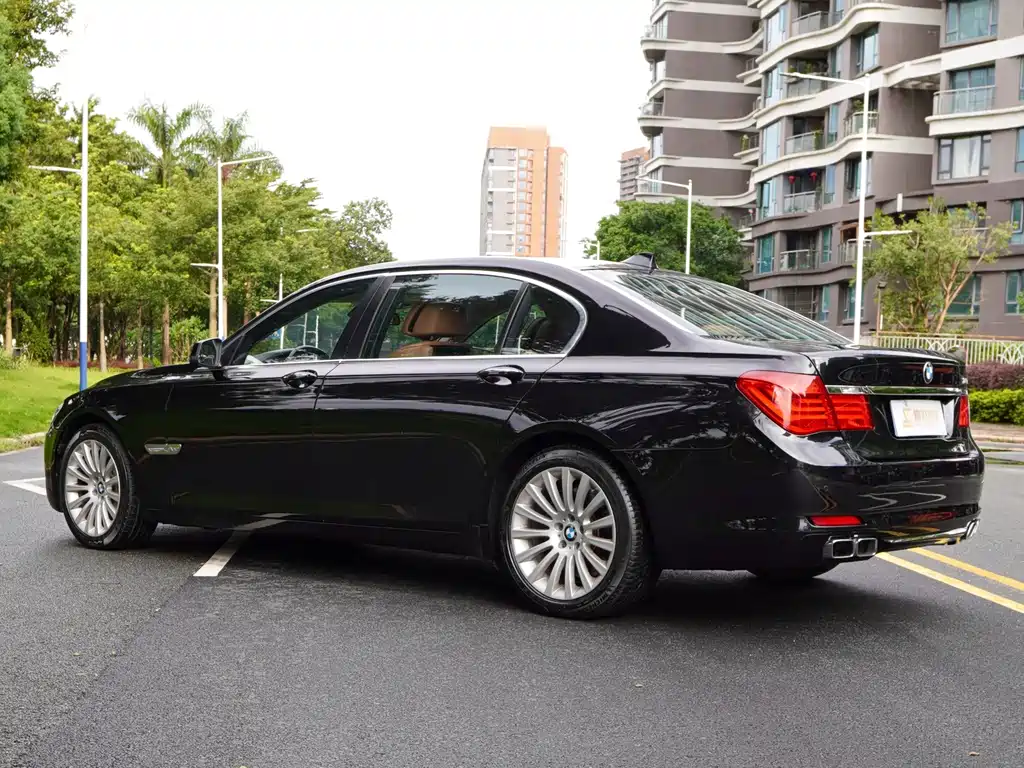 BMW 7 Series 2011 — фото 10