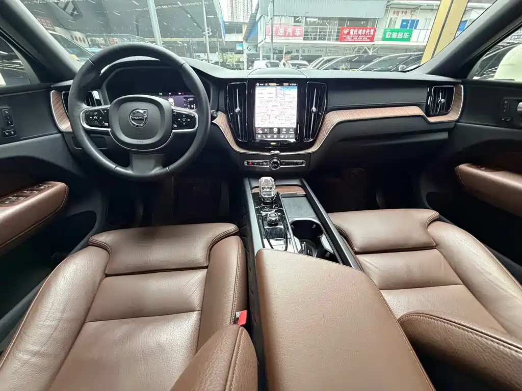 Volvo XC60 2023 — фото 24