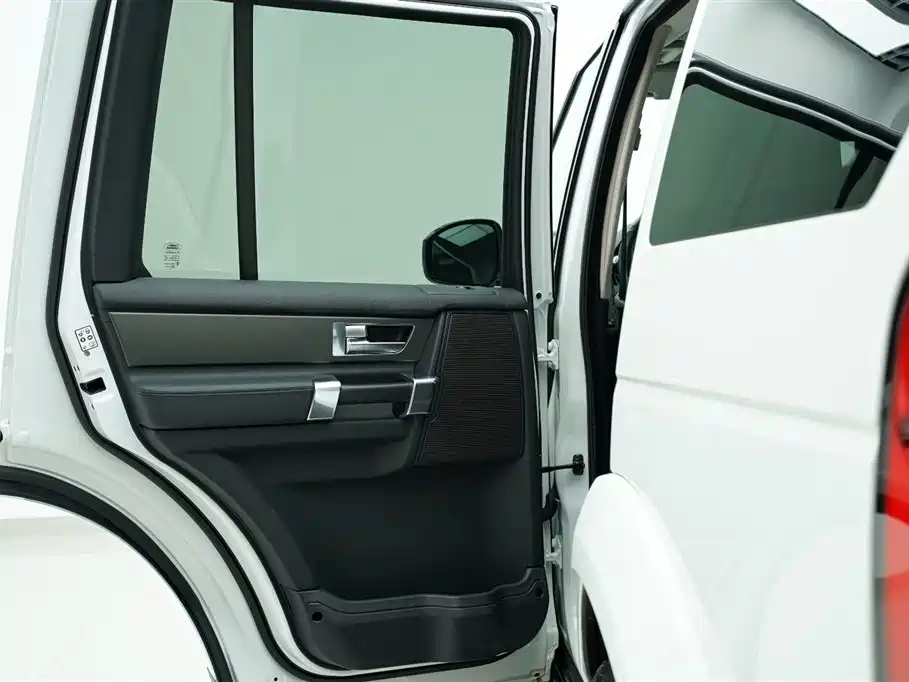 Land Rover Discovery 2016 — фото 13