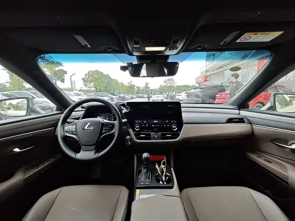 Lexus ES 2025